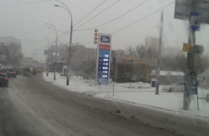 Ціни на пальне пішли донизу, проте не в Україні